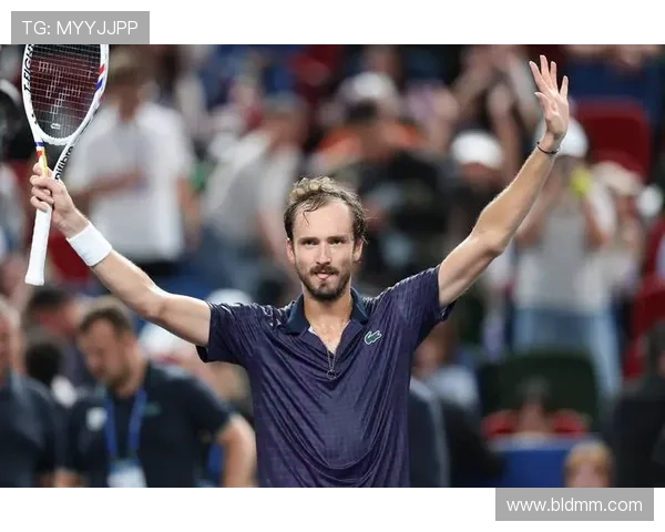 梅德韦杰夫轻松战胜德米纳尔 顺利挺进上海大师赛四强